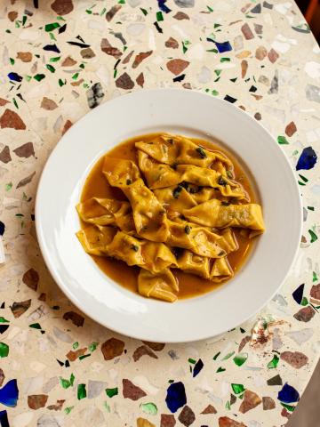 A bowl of stuffed pasta.