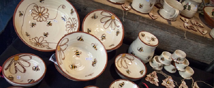 Crockery decorated with bees and flowers