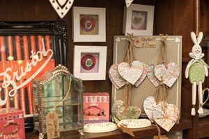 Some wooden hearts and other trinkets in a shop