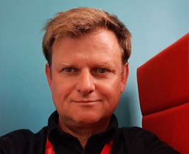 Portrait photo of Alex Hearn